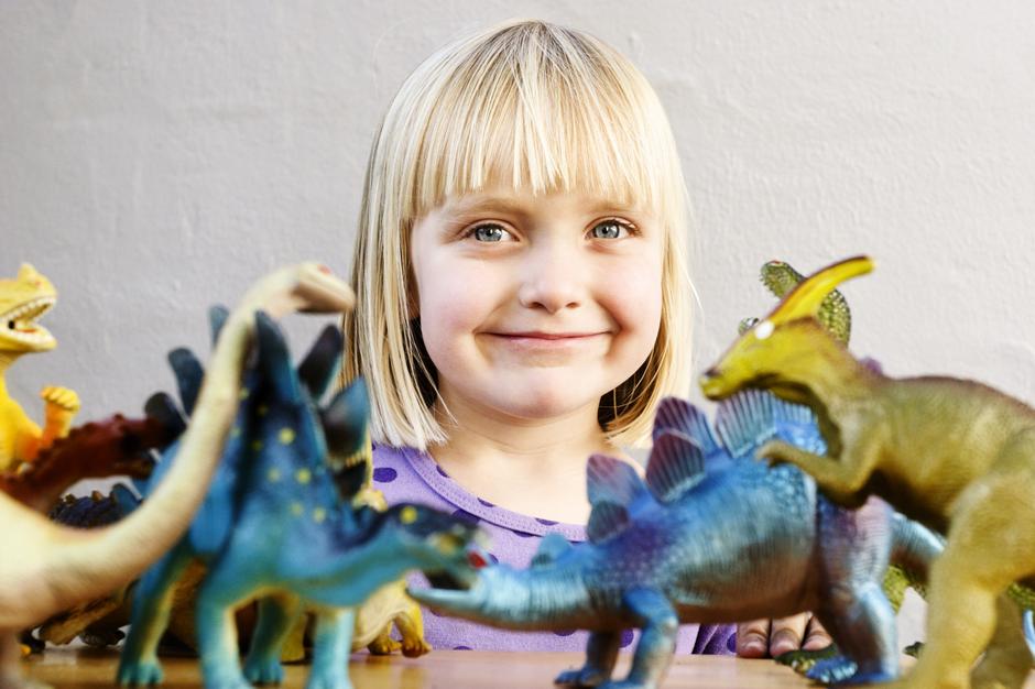 djevojčica igračke igra dinosauri | Author: Thinkstock