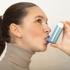 žena astma inhalator