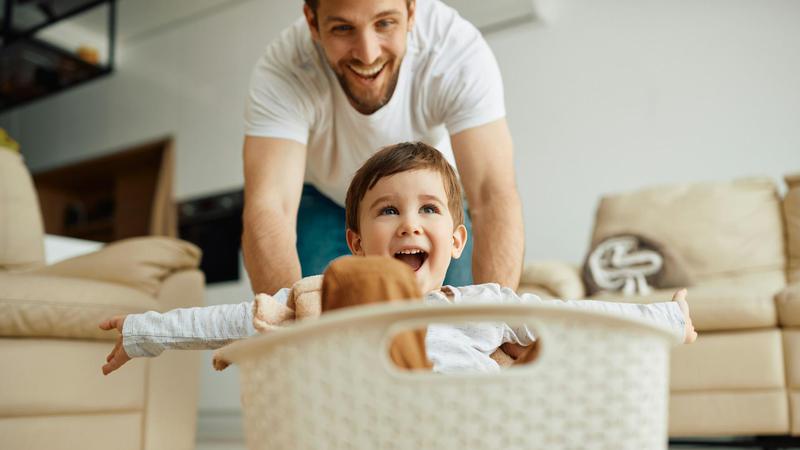 Naizgled bezazlene navike koje sinovi u&ccaron;e od o&ccaron;eva, a mogu im &scaron;tetiti u odrasloj dobi