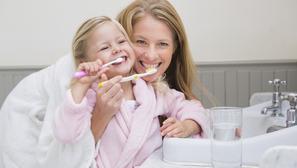 djevojčica pere zube 