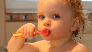 pranje zubiju dijete četkica za zube