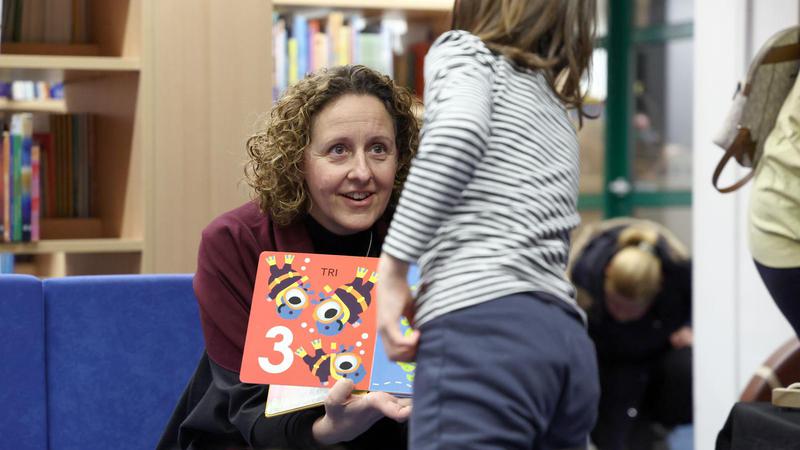 Ministrice Obuljen Kor&zcaron;inek i Hrsti&cacute; &ccaron;itale djeci u knji&zcaron;nici i najavile nacionalni &ccaron;itala&ccaron;ki izazov