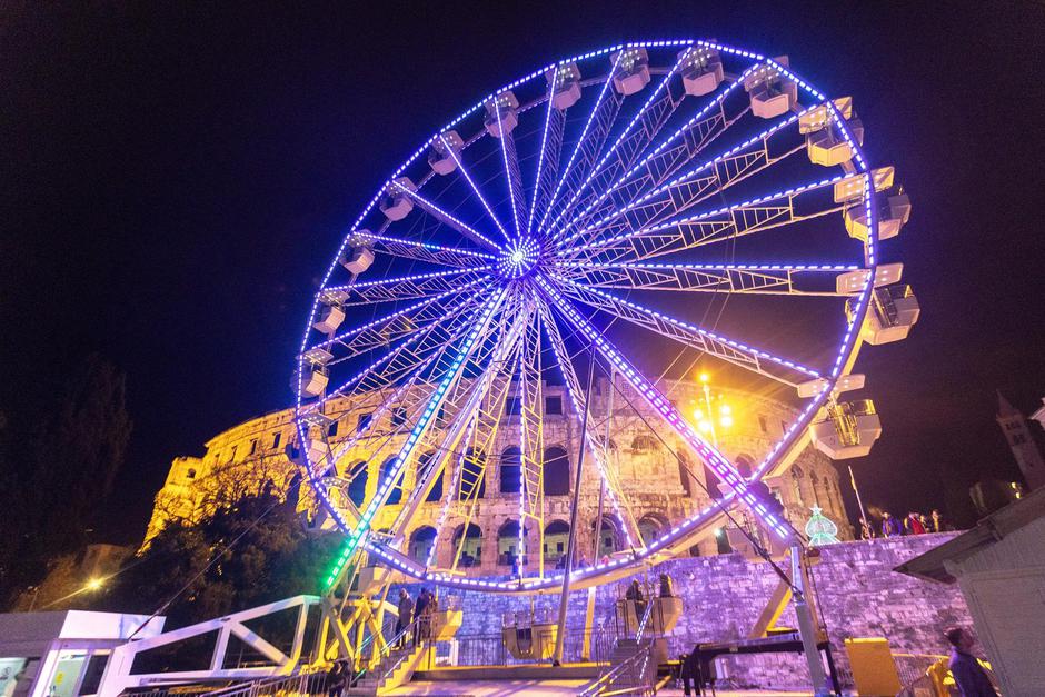 Pula: Podno Arene pokrenut panoramski kotač  koji je dio Adventa | Author: Srecko Niketic/PIXSELL
