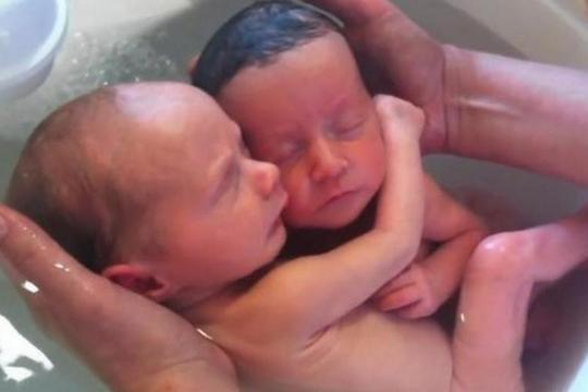 blizanci, baby spa, kupanje