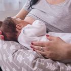 Mišljenje stručnjaka: Je li loše uspavljivati bebu dojenjem?