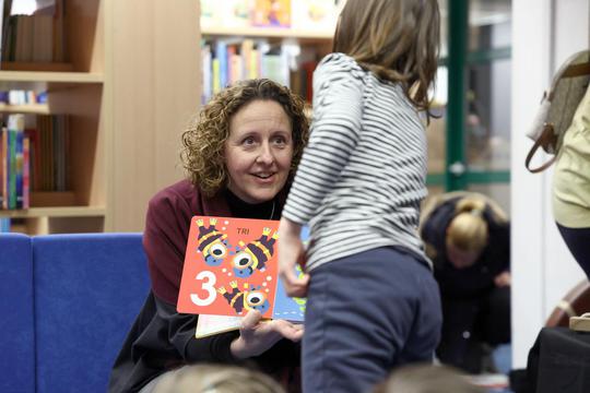 Karlovac: Ministrice Obuljen Koržinek i Hrstić u knjižnici čitale knjige djeci