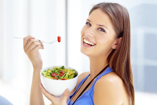 zdrava hrana, žena jede salatu
