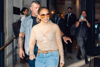 Jennifer Lopez quitte le palace Palazzo Parigi à Milan lors de la Fashion Week (MLFW)