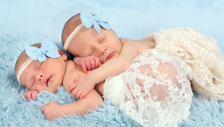blizanci, novorođenče, bebe