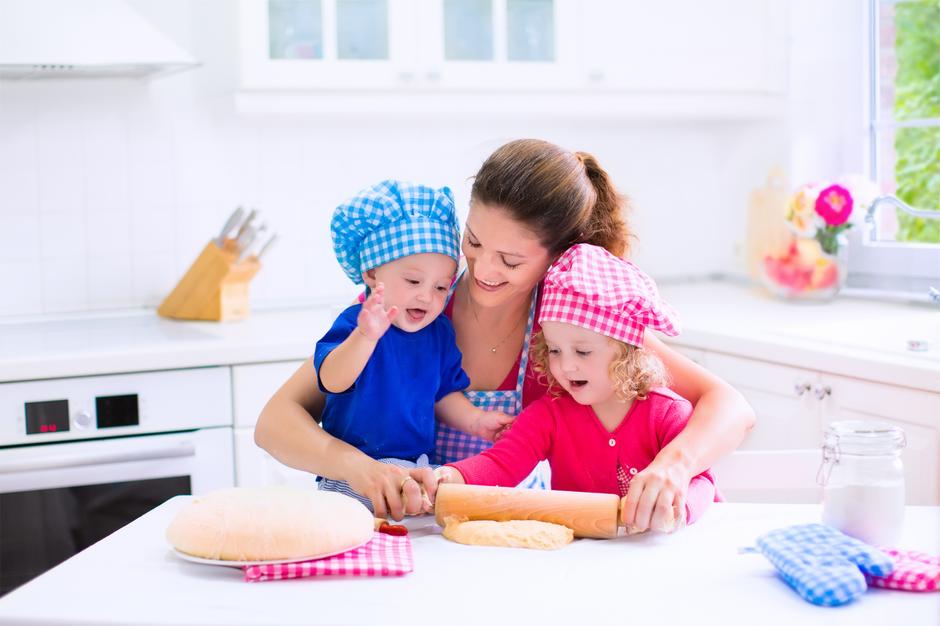 tijesto kuhinja kuhanje majka mama djeca | Author: Thinkstock