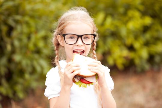 djevojčica jede sendvič 