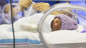 beba djevojčica inkubator