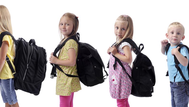 školarci nose teške torbe