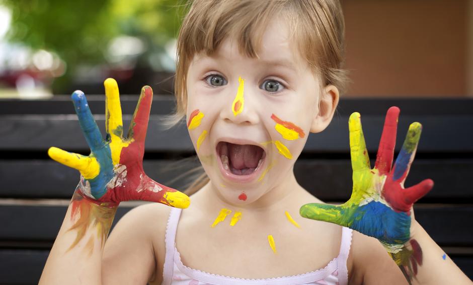 hiperaktivno dijete, ruke uprljane bojom | Author: Thinkstock