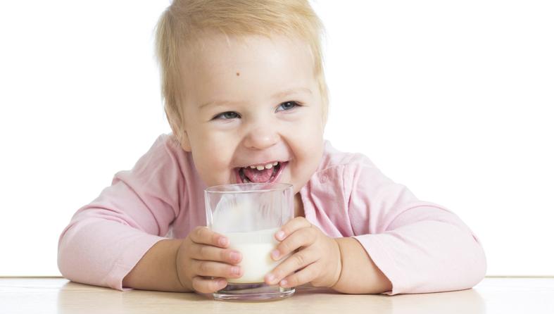 beba djevojčica mlijeko jogurt