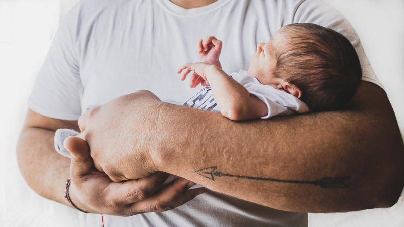 Novopečeni tata razbio stereotipe: Objasnio zašto se i očevi trebaju buditi noću zbog bebe