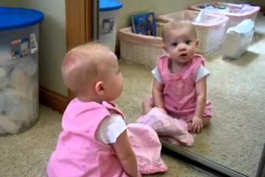 beba u ogledalu